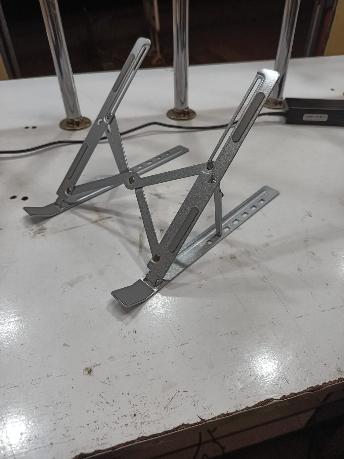 Aluminium laptop stand